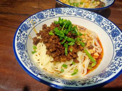 四川擔(dān)擔(dān)面食培訓(xùn)學(xué)校哪家比較好？學(xué)習(xí)正宗擔(dān)擔(dān)面食做法