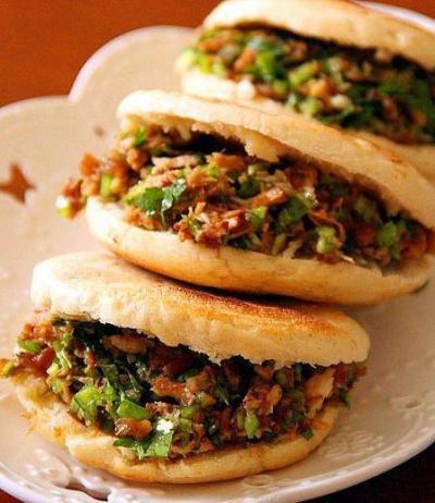 肉夾饃技術培訓班哪家好？飄味緣餐飲技術培訓學校深度解析